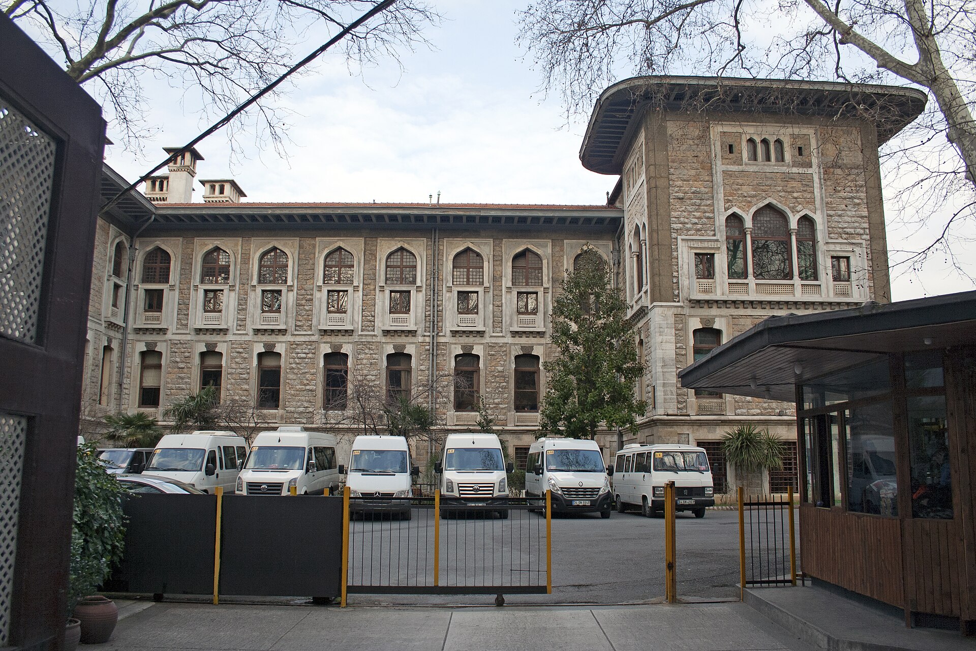 Okul önünde sıralı Kasımlar Turizm okul servisi araçları